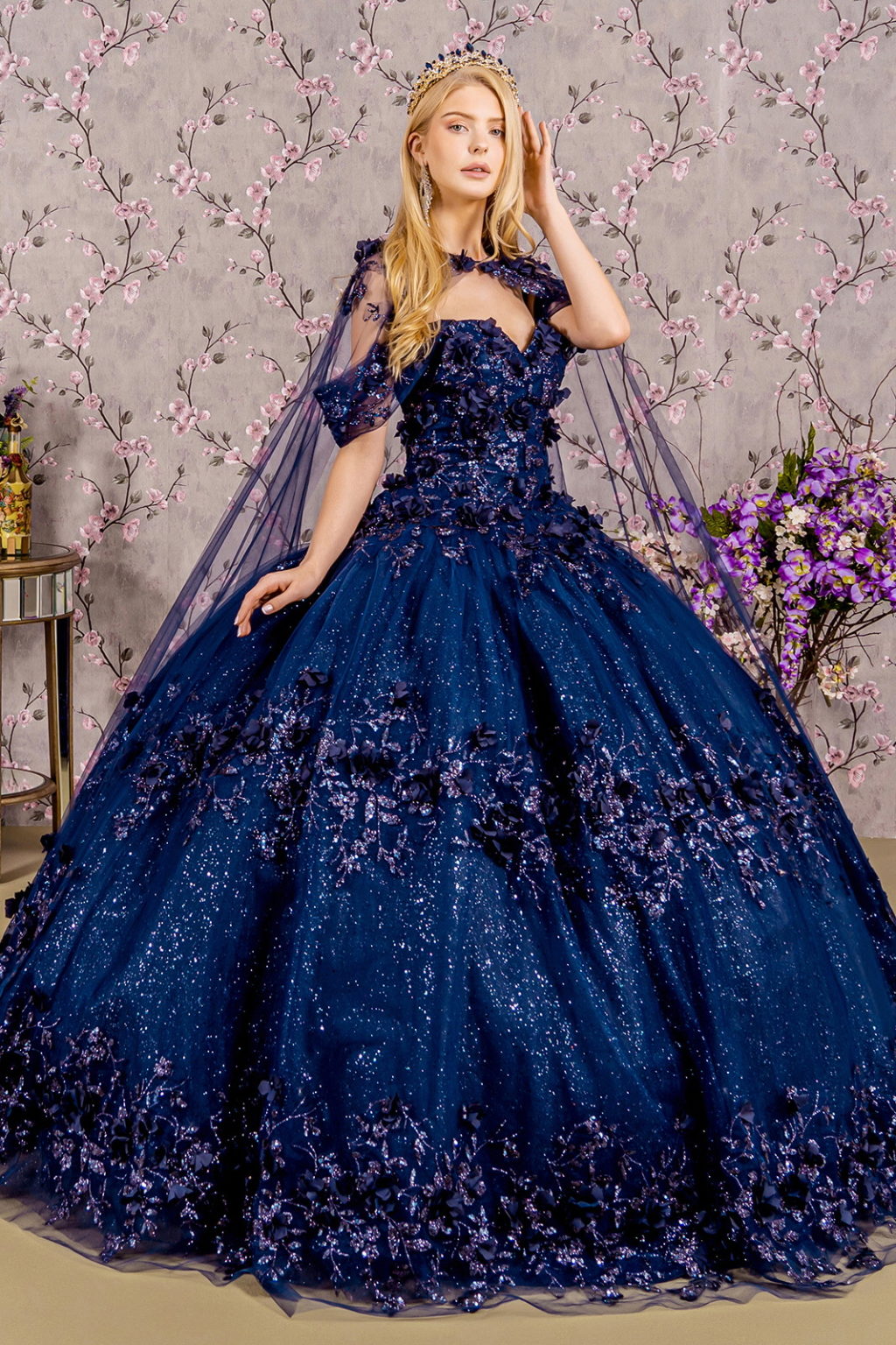 ثوب Quinceanera شبكي مزين بالزهور ثلاثي الأبعاد مع كيب شبكي طويل